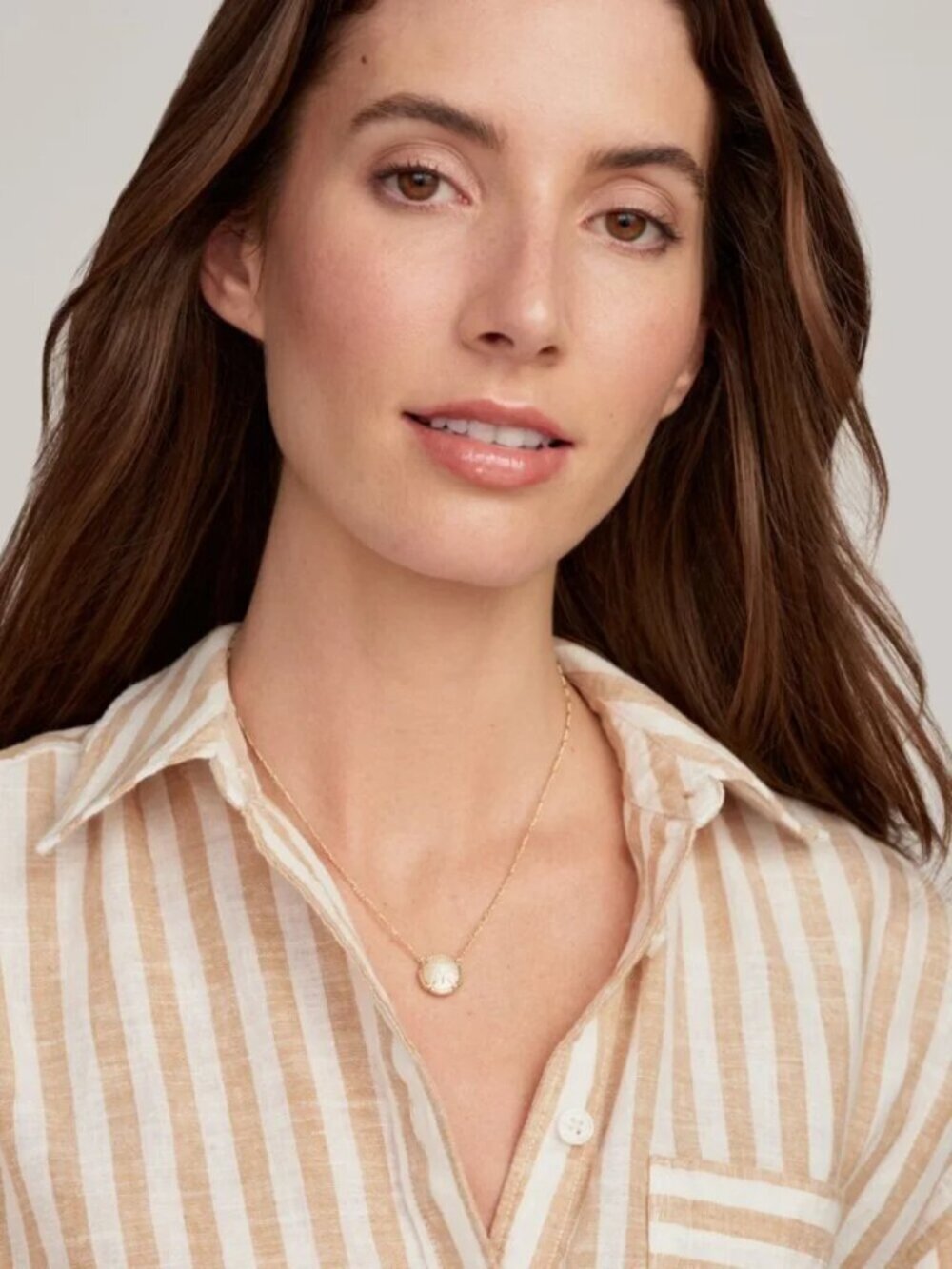 Kendra Scott x Sand Dollar Gold Short Pendant Necklace - Picture 3 of 5